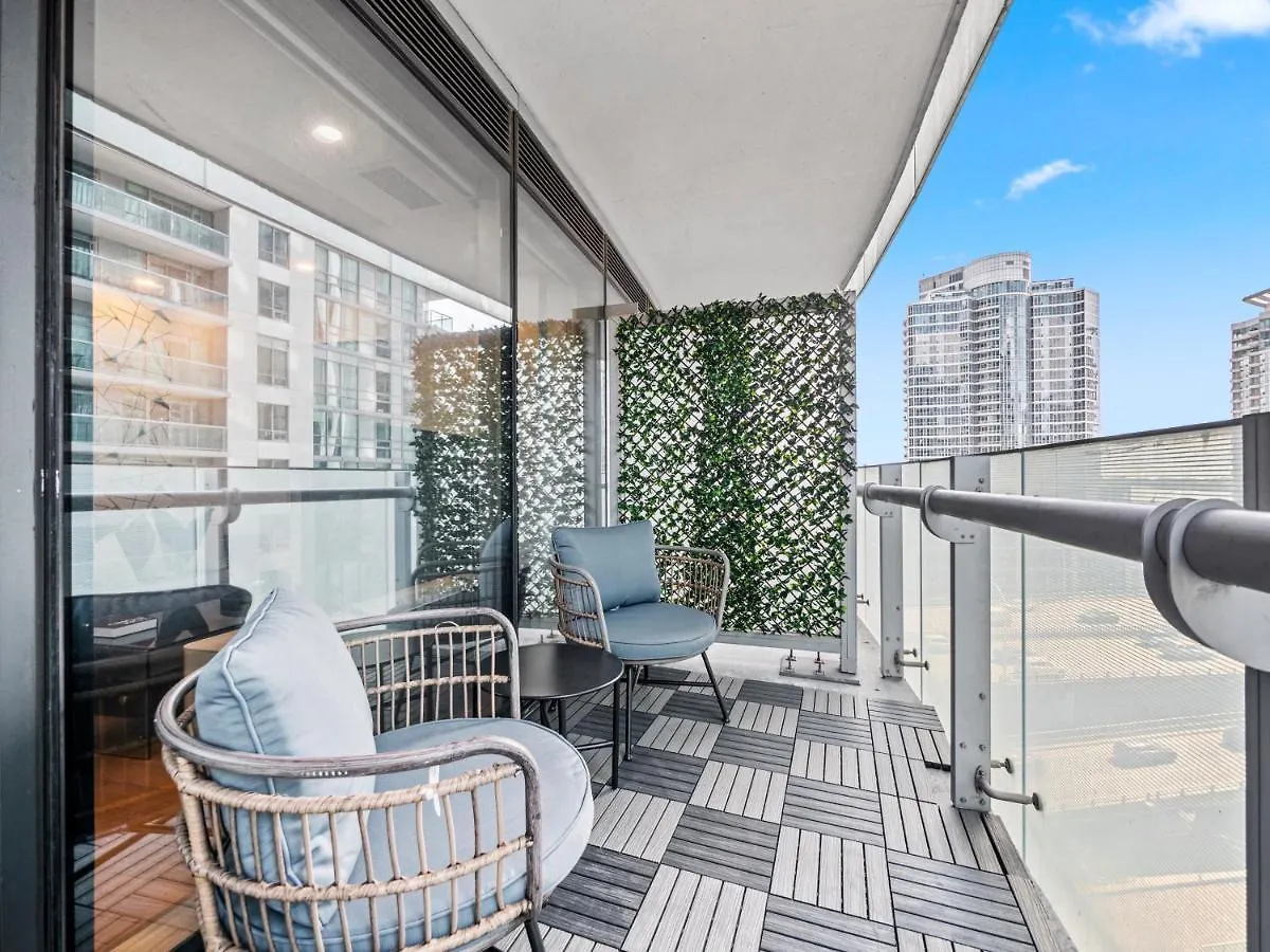 Delta Suites - Entertainment District - Downtown Toronto Hotel